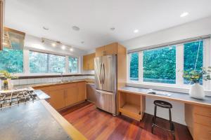 Parham Baghaie West Vancouver caulfield
