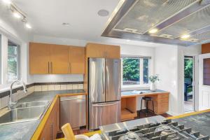 Parham Baghaie West Vancouver caulfield
