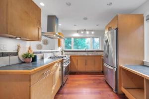 Parham Baghaie West Vancouver caulfield